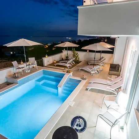 Luxury Horizonte With Swimming Pool Апартаменты *